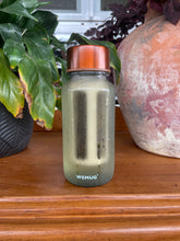 Load image into Gallery viewer, WEMUG Copper Brew Bottle 550ml Light Grey – lifestyle shot