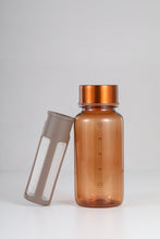 Load image into Gallery viewer, WEMUG Copper Brew Bottle 550ml Amber Brown – lifestyle pouring shot